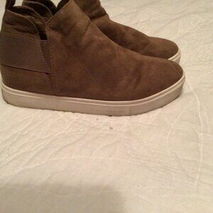 Soda Flat slip ons 8.5